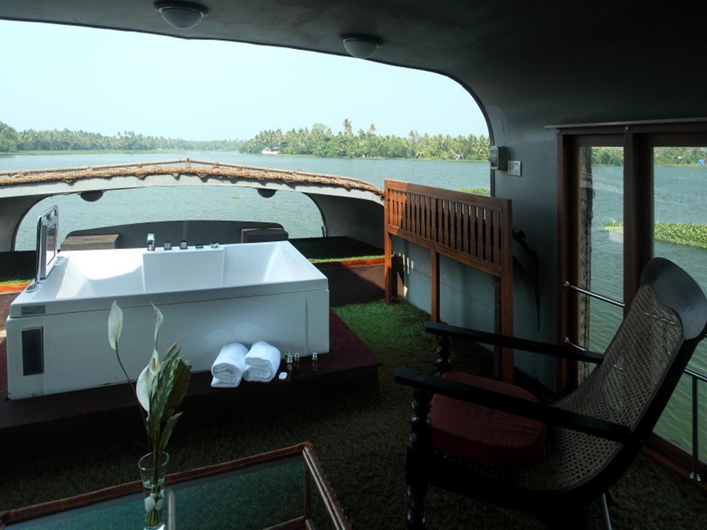 Vasundhara Sarovar Premiere Alappuzha Extérieur photo