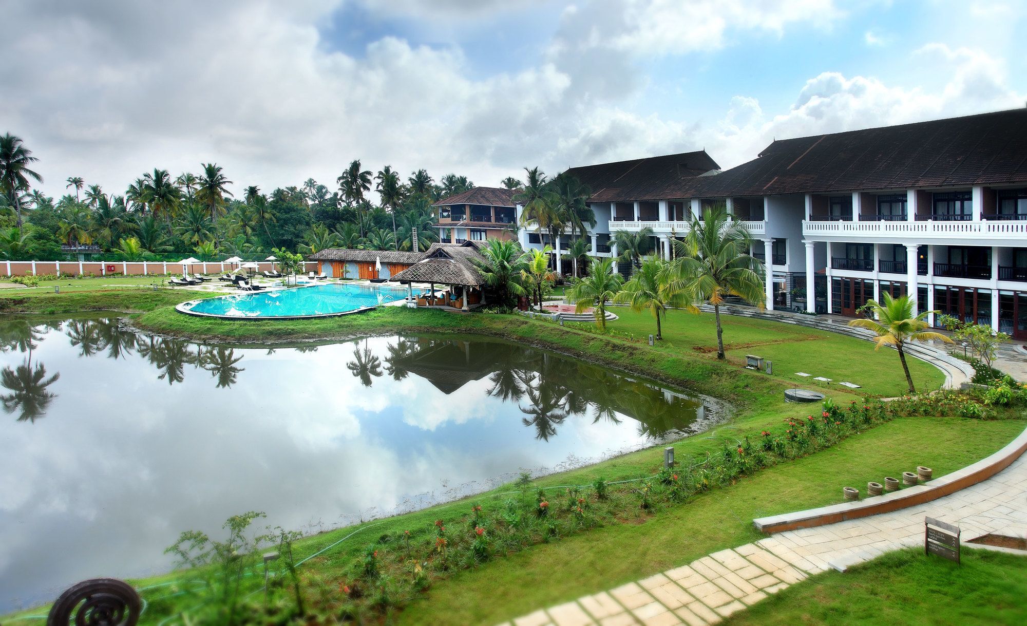 Vasundhara Sarovar Premiere Alappuzha Extérieur photo