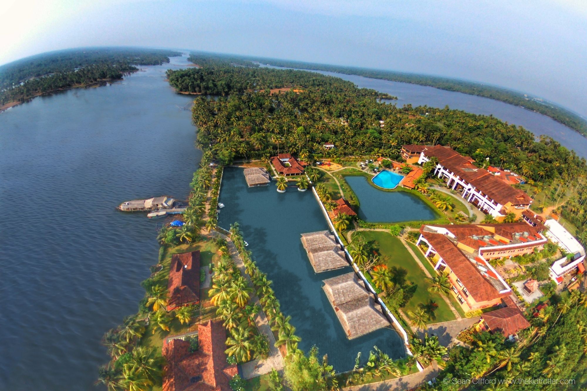 Vasundhara Sarovar Premiere Alappuzha Extérieur photo